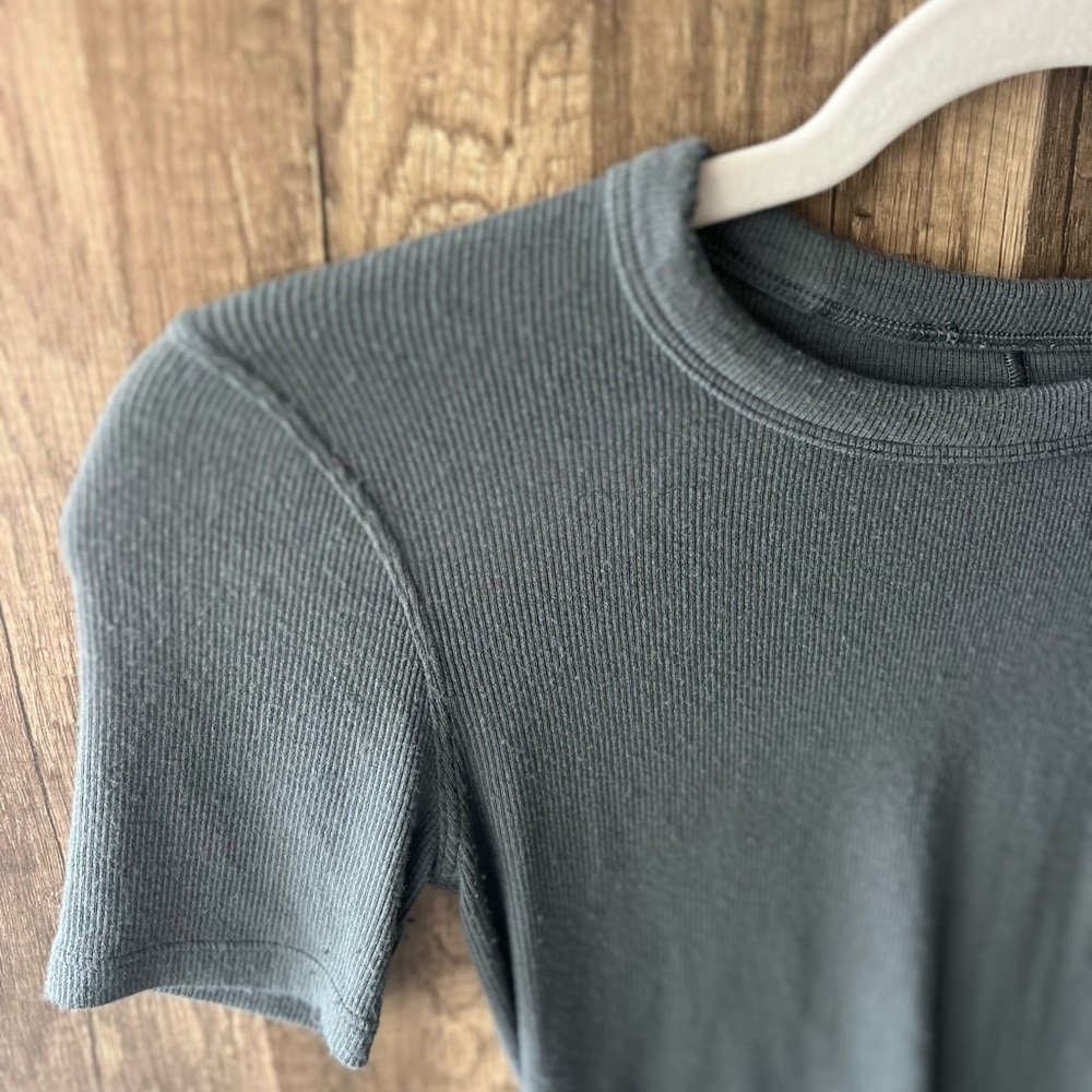 Lululemon Hold Tight Crop shirt short sleeve size women’s 2 Grey - Picture 7 of 7